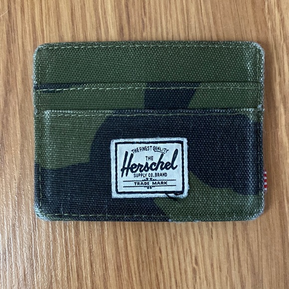 ❤️ Herschel Camo Wallet Card Holder - Picture 1 of 3
